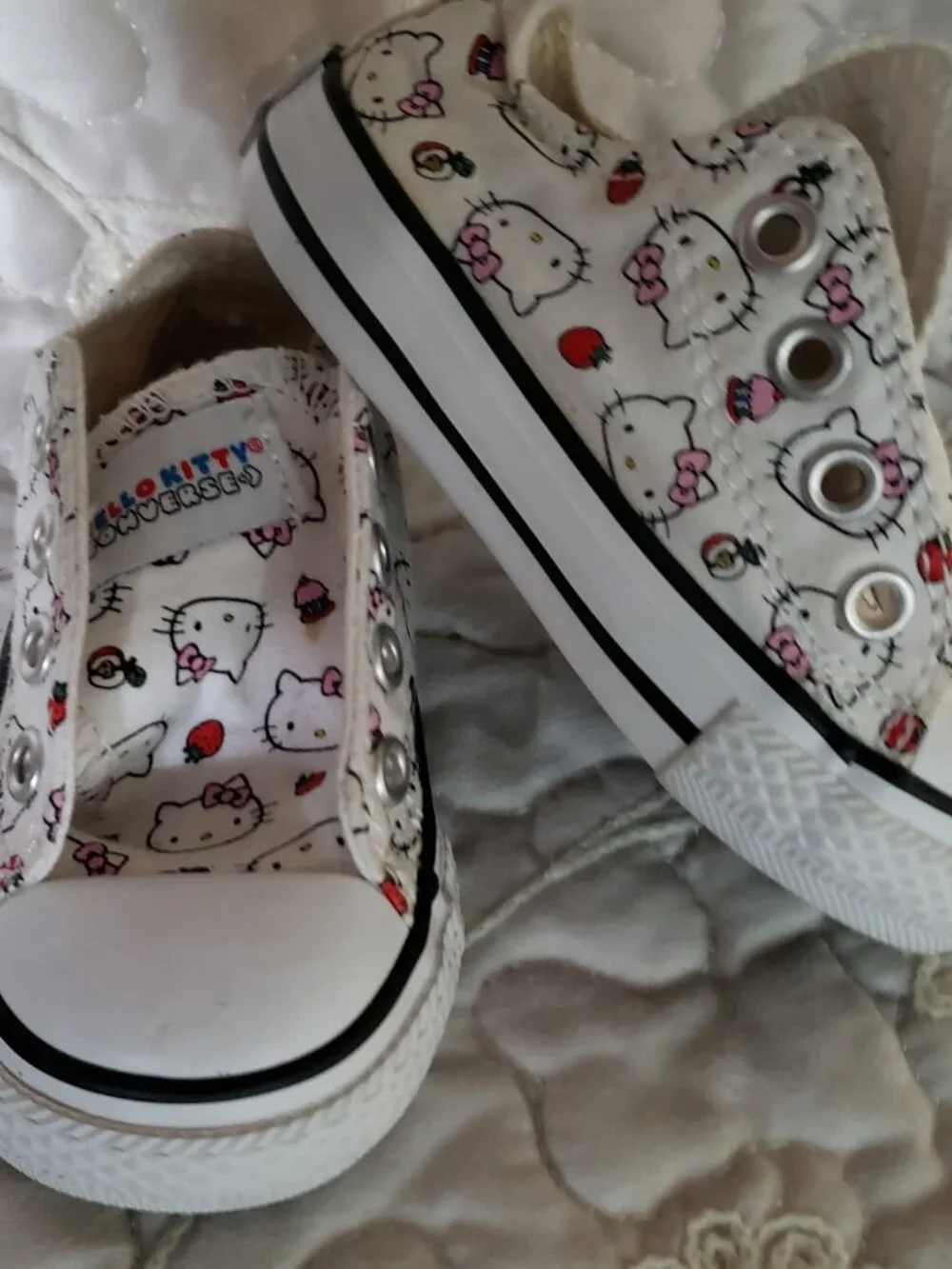 EUC CTAS Converse Hello Kitty x Converse Chuck Taylor All Star Ox TD 'White' (4)